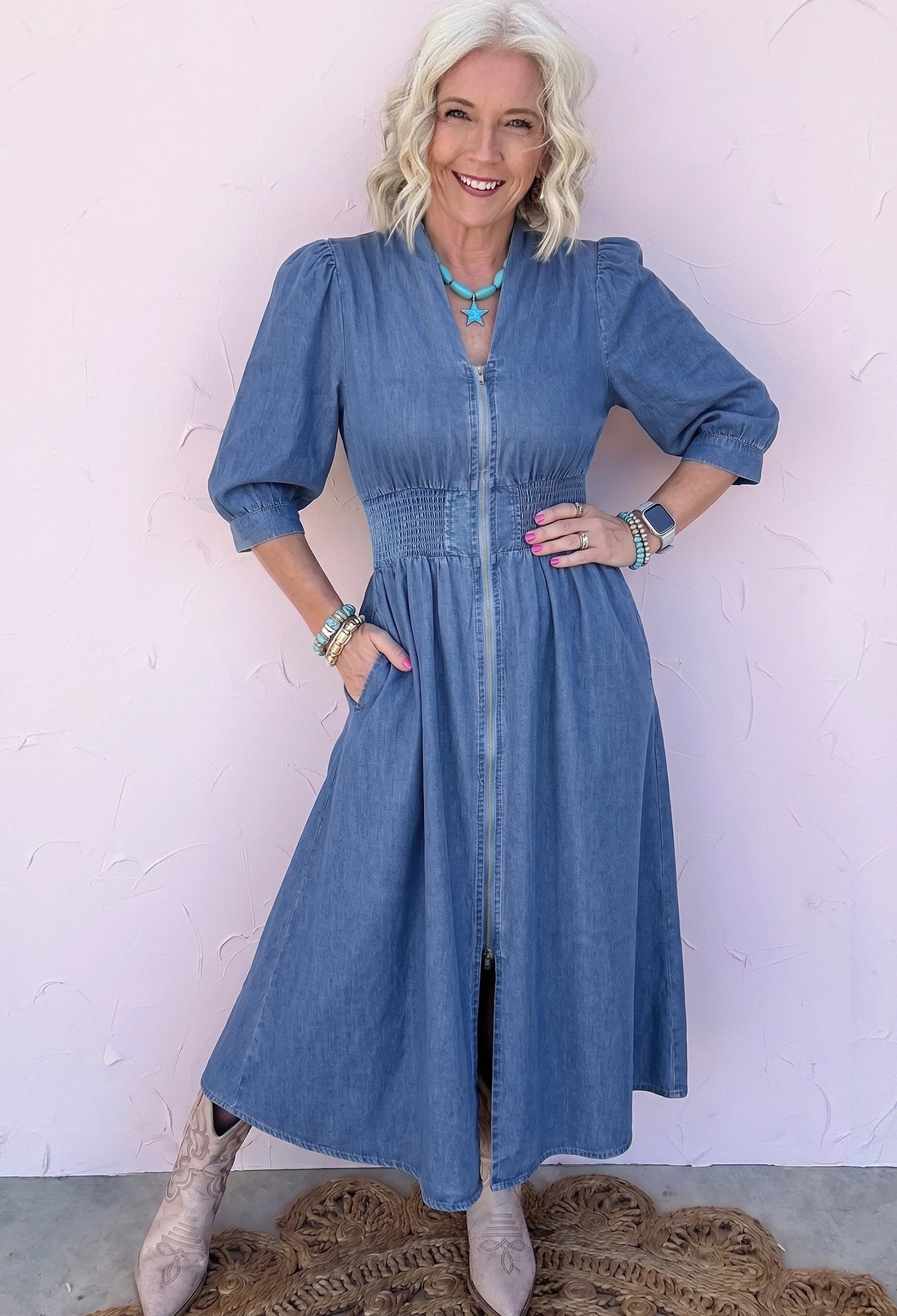 Robe Midi en Jean Bleu Col V Zipée à Taille Smockée