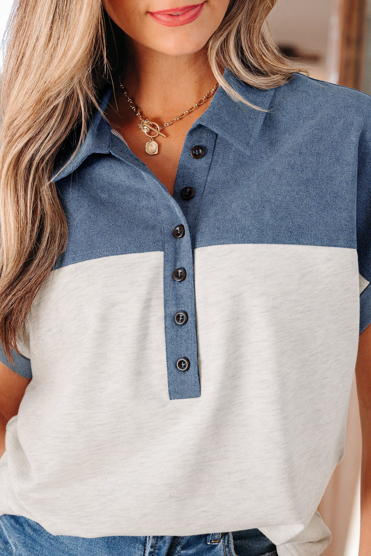 Polo en denim patchwork bicolore pour femme, patte boutonnée noire, empiècements bleu et blanc