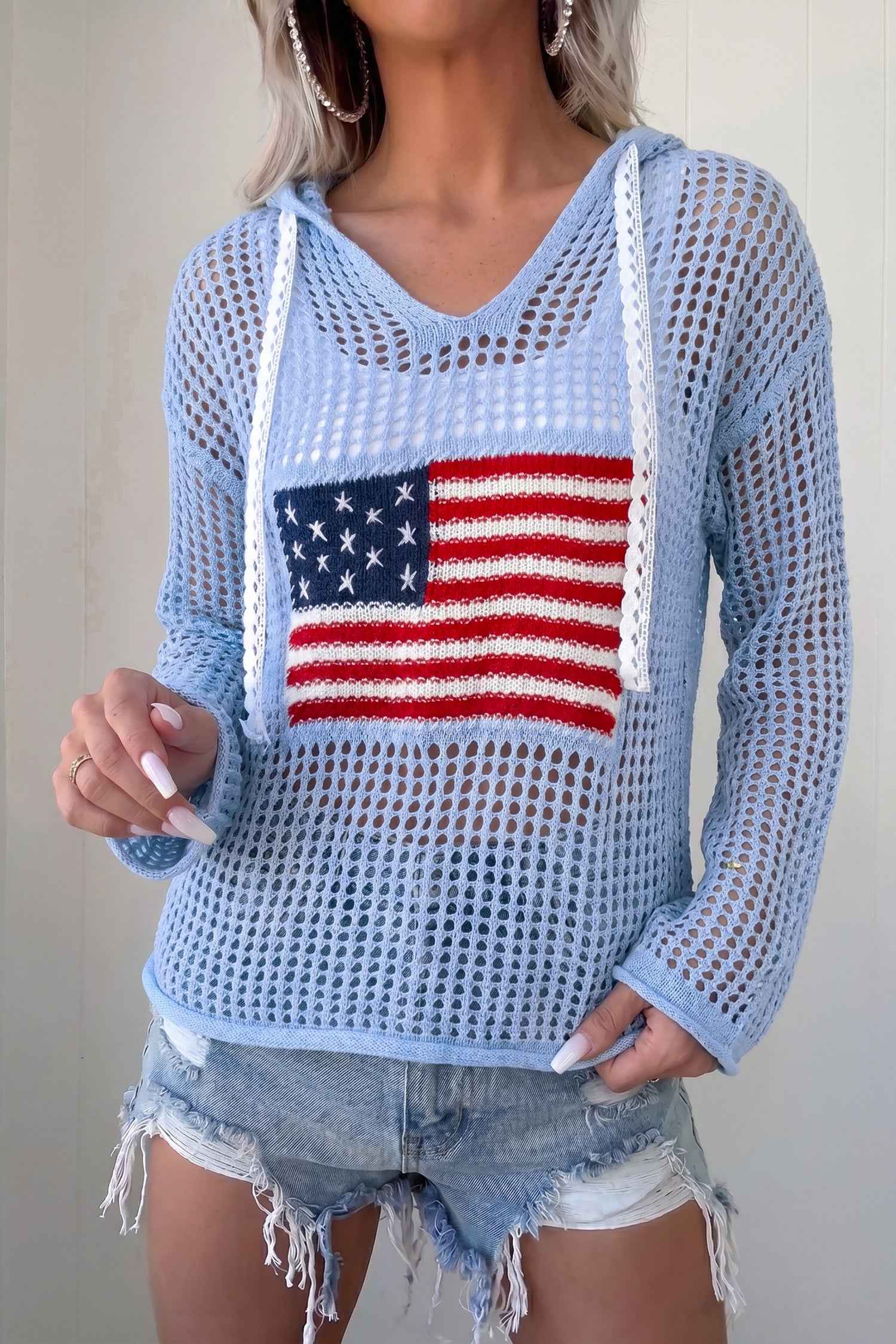 Pull en crochet bleu à capuche, drapeau américain brodé sur le devant