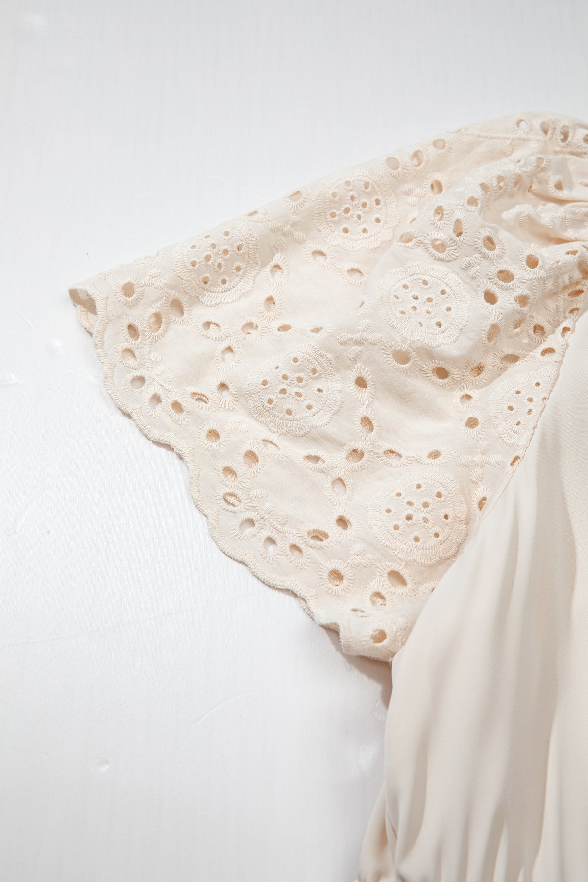 Manche de robe maxi en dentelle ajourée, empiècement rapporté sur tissu clair