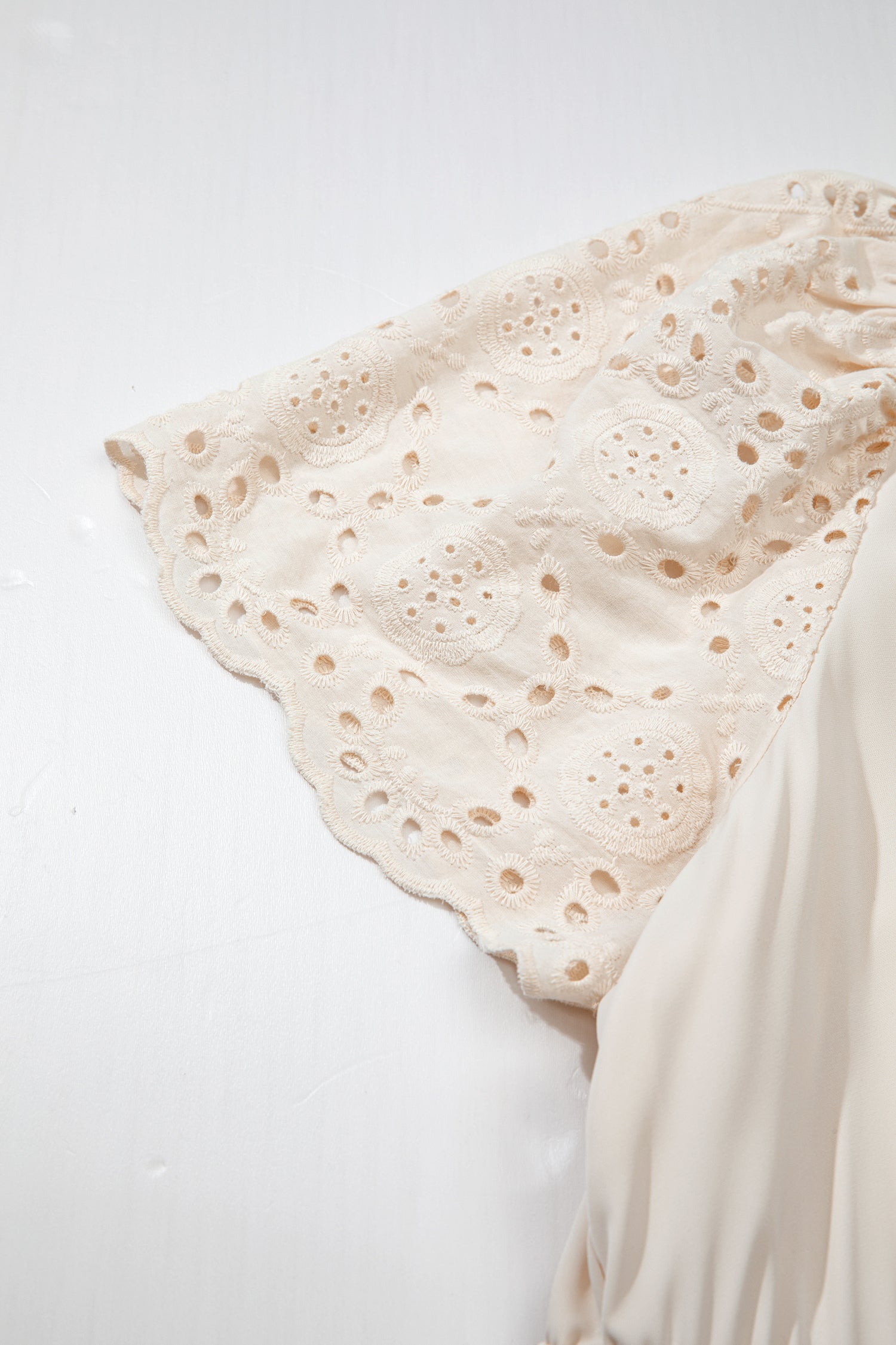 Manche de robe maxi en dentelle ajourée, empiècement rapporté sur tissu clair