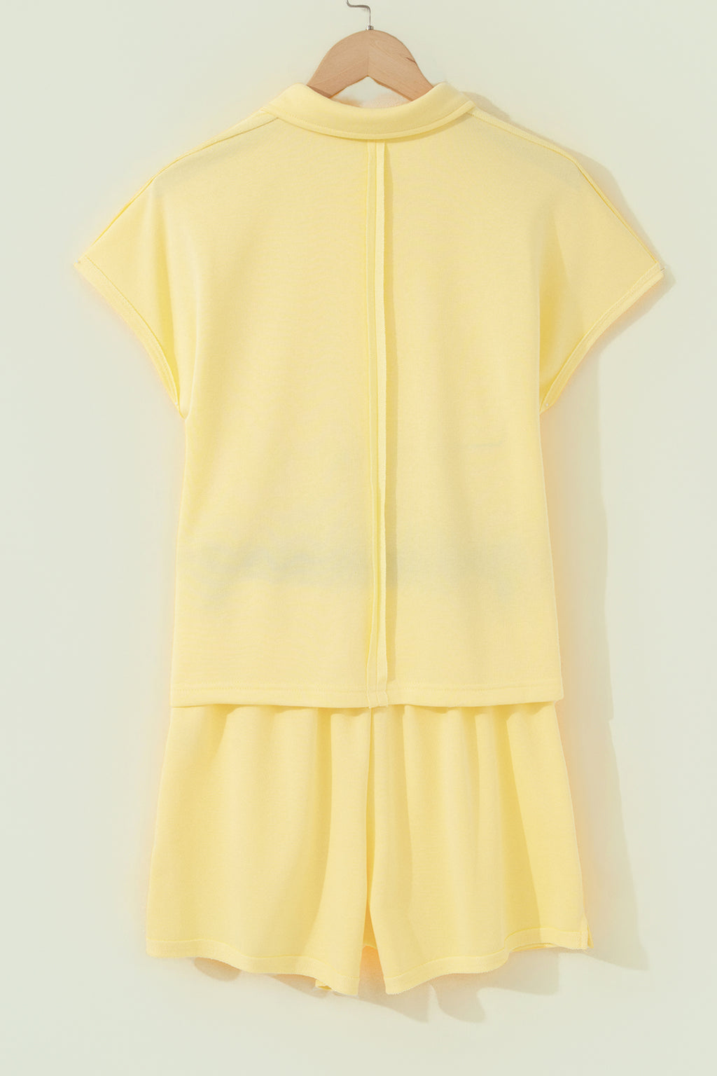 Ensemble polo et short femme jaune crème, vue dos avec fente verticale