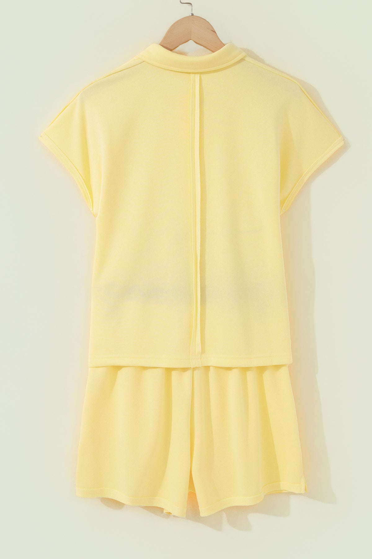 Ensemble polo et short femme jaune crème, vue dos avec fente verticale