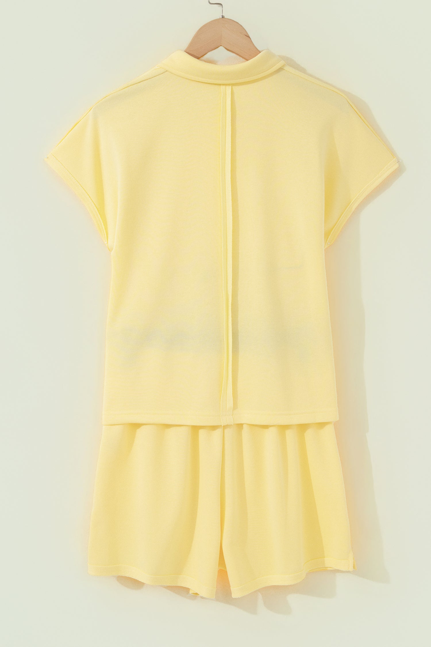 Ensemble polo et short femme jaune crème, vue dos avec fente verticale