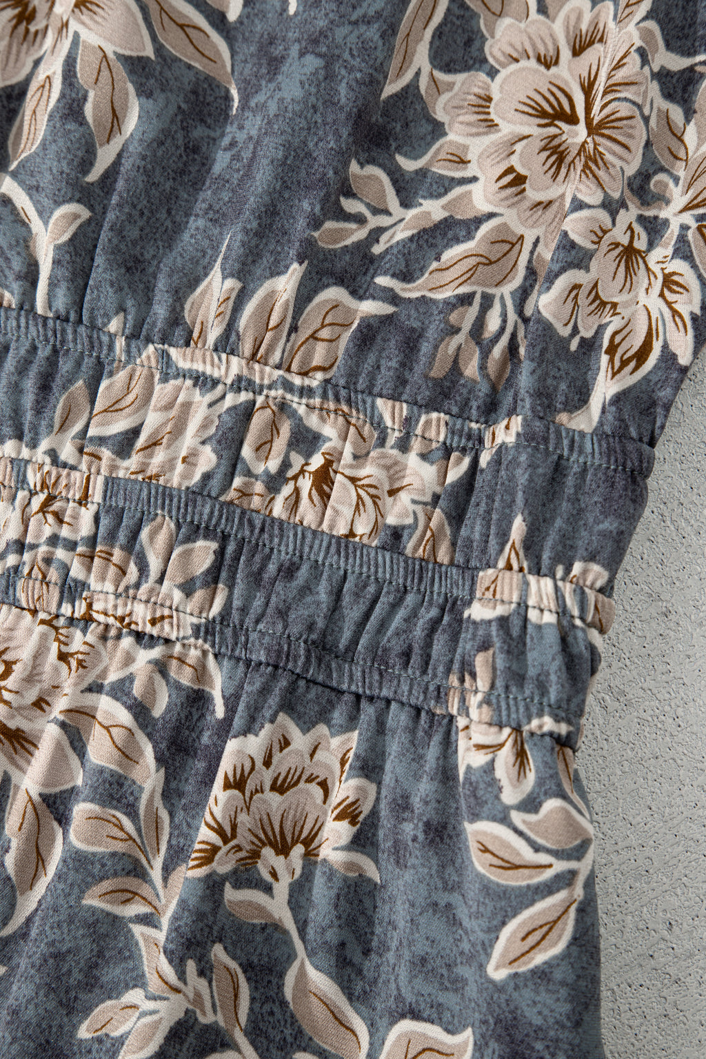 Robe bleu-gris imprimé floral, taille froncée, manches bouffantes