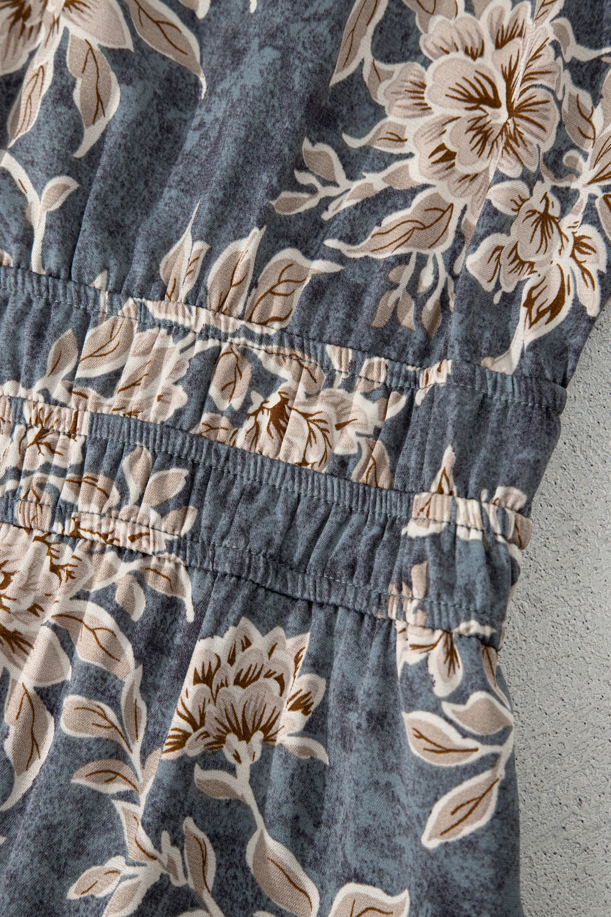 Robe bleu-gris imprimé floral, taille froncée, manches bouffantes