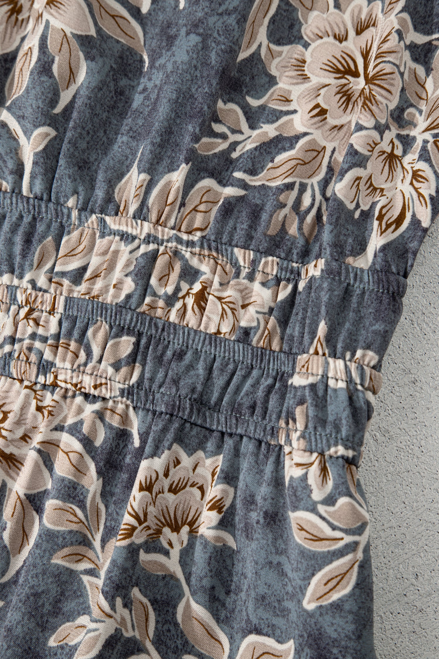 Robe bleu-gris imprimé floral, taille froncée, manches bouffantes