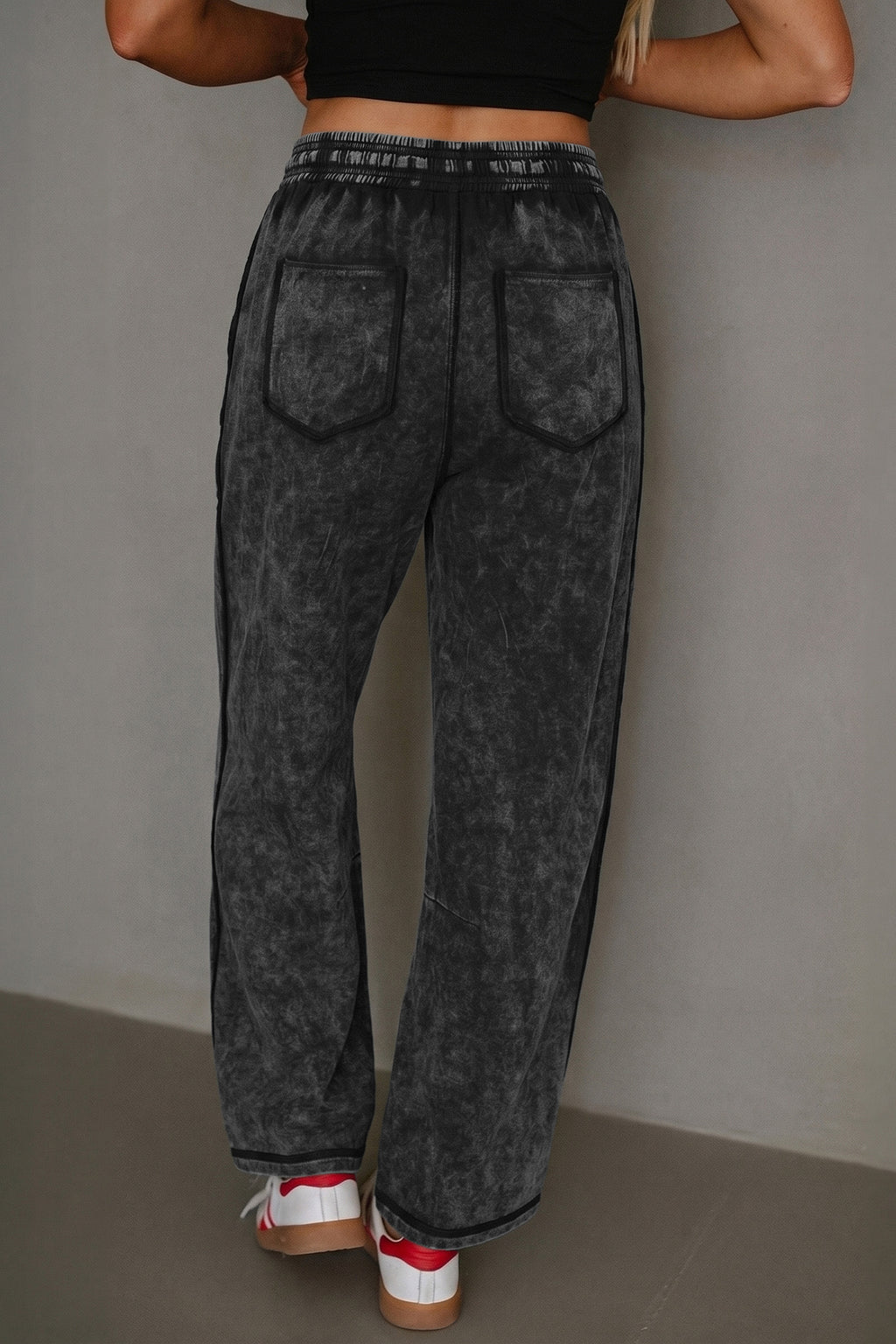 Pantalon ample noir délavé minéral, poches plaquées devant, taille élastique avec cordon