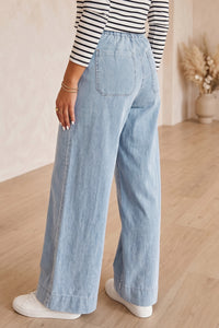 Jean en denim bleu clair à jambe ample, poche arrière visible, taille mi-haute