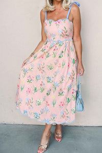 Robe midi rose pâle à fleurs, bretelles à nouer, taille froncée
