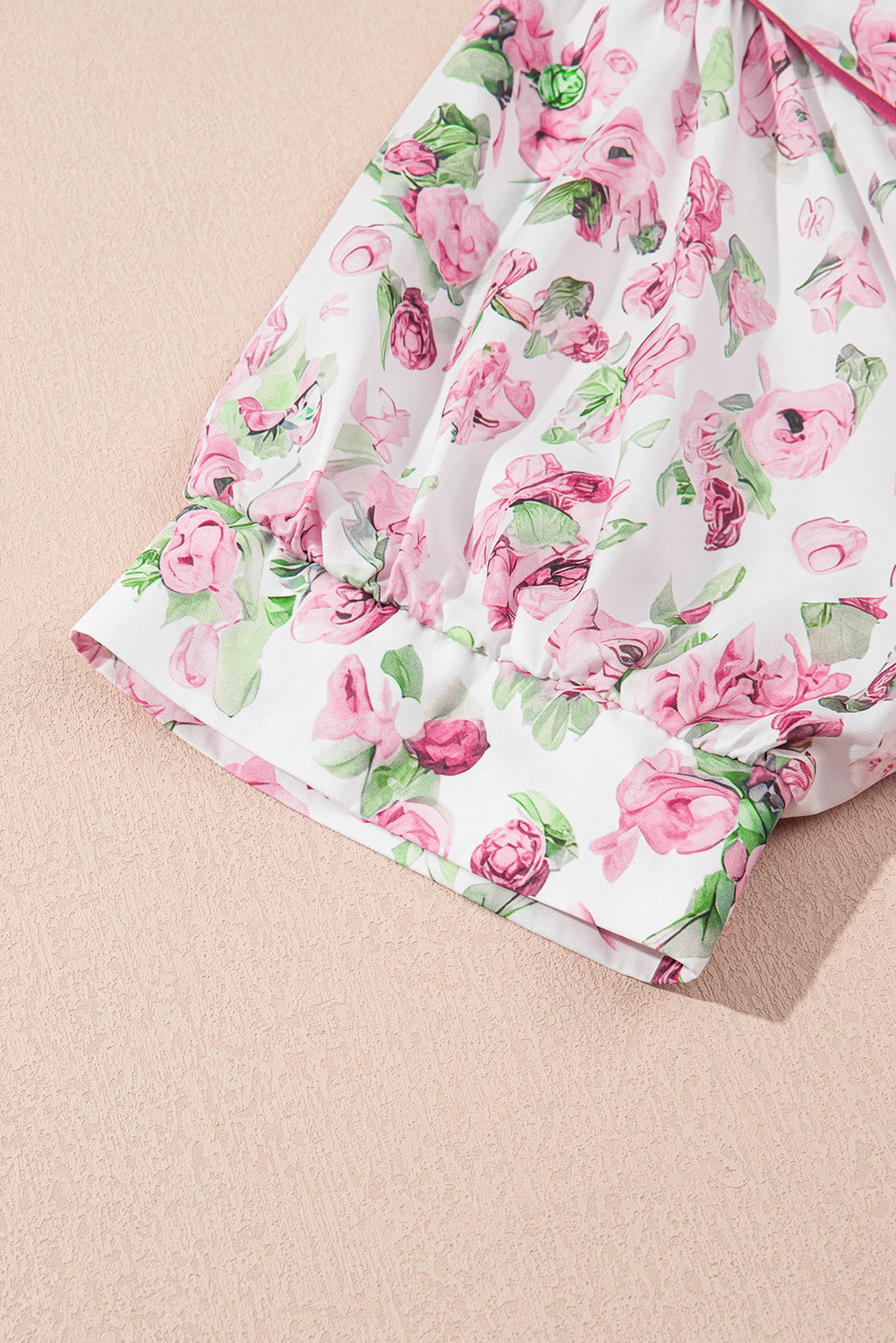 Robe blanche motif floral rose, coupe ample et ourlet évasé