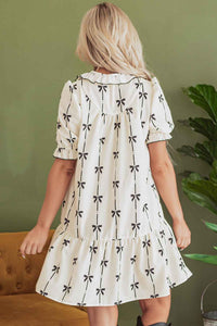 Robe courte crème à nœuds papillon, vue dos, manches bouffantes et volants.