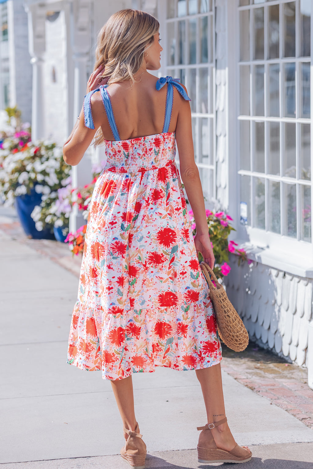 Robe midi imprimée floral rouge vue de dos, bretelles à nœuds bleus, taille haute.