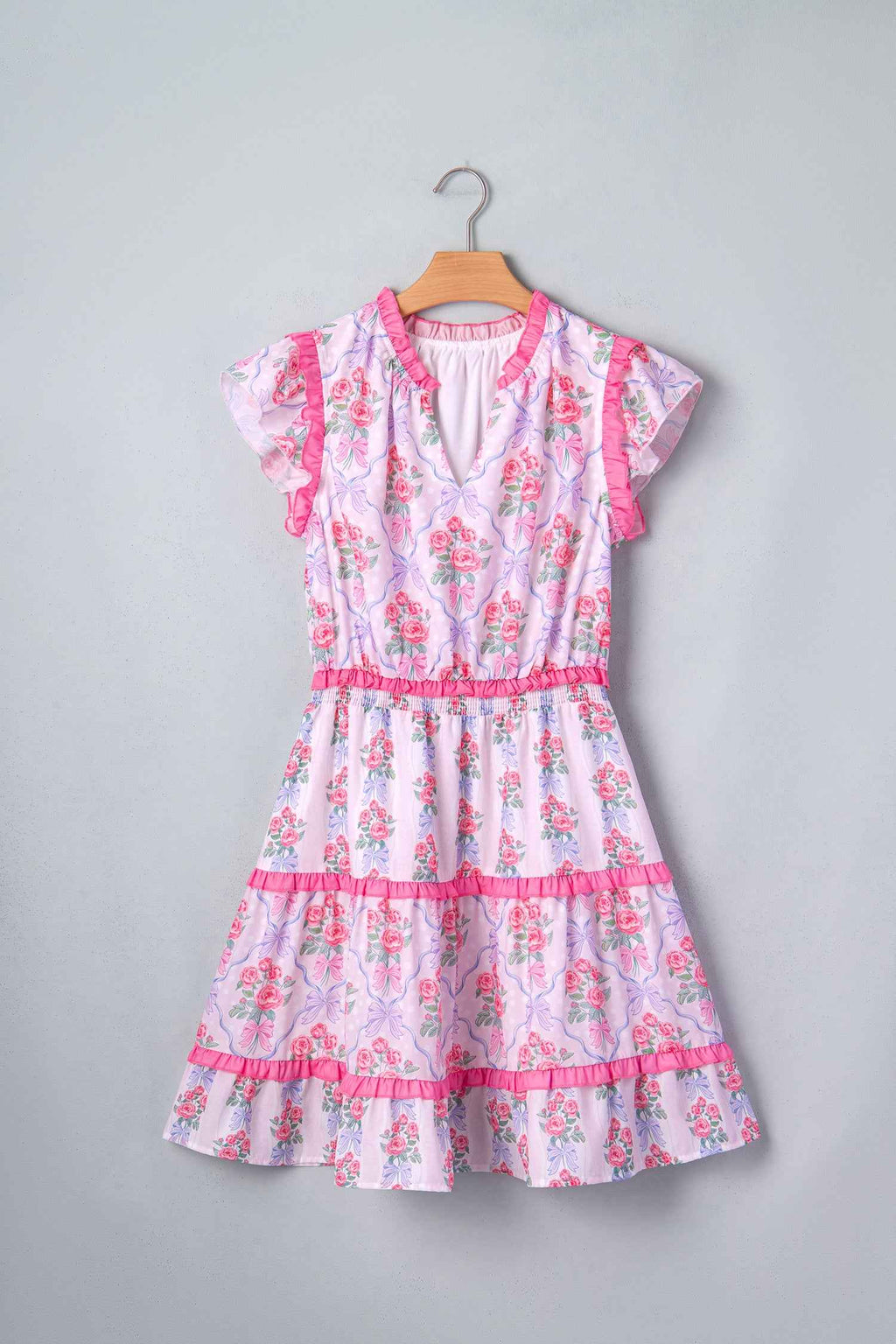 Robe florale sans manches à volants étagés, silhouette évasée, fleurs roses sur fond bleu clair