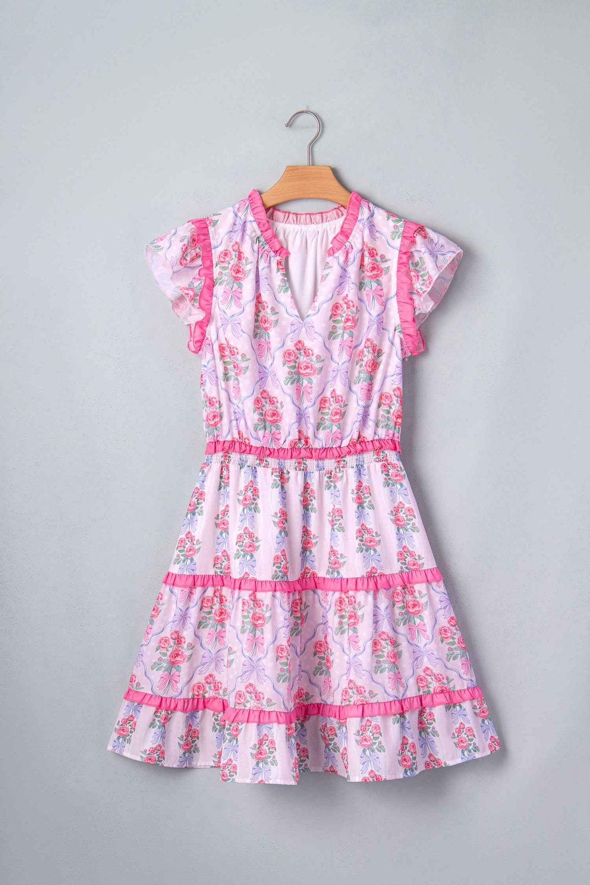 Robe florale sans manches à volants étagés, silhouette évasée, fleurs roses sur fond bleu clair