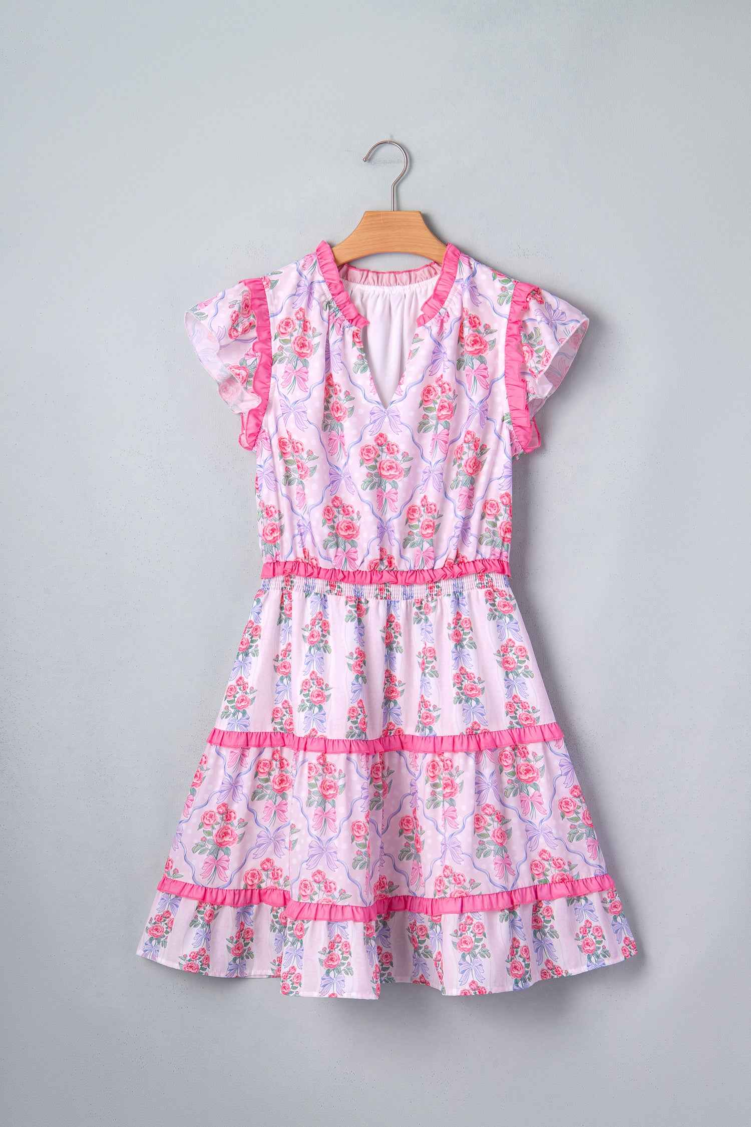 Robe florale sans manches à volants étagés, silhouette évasée, fleurs roses sur fond bleu clair