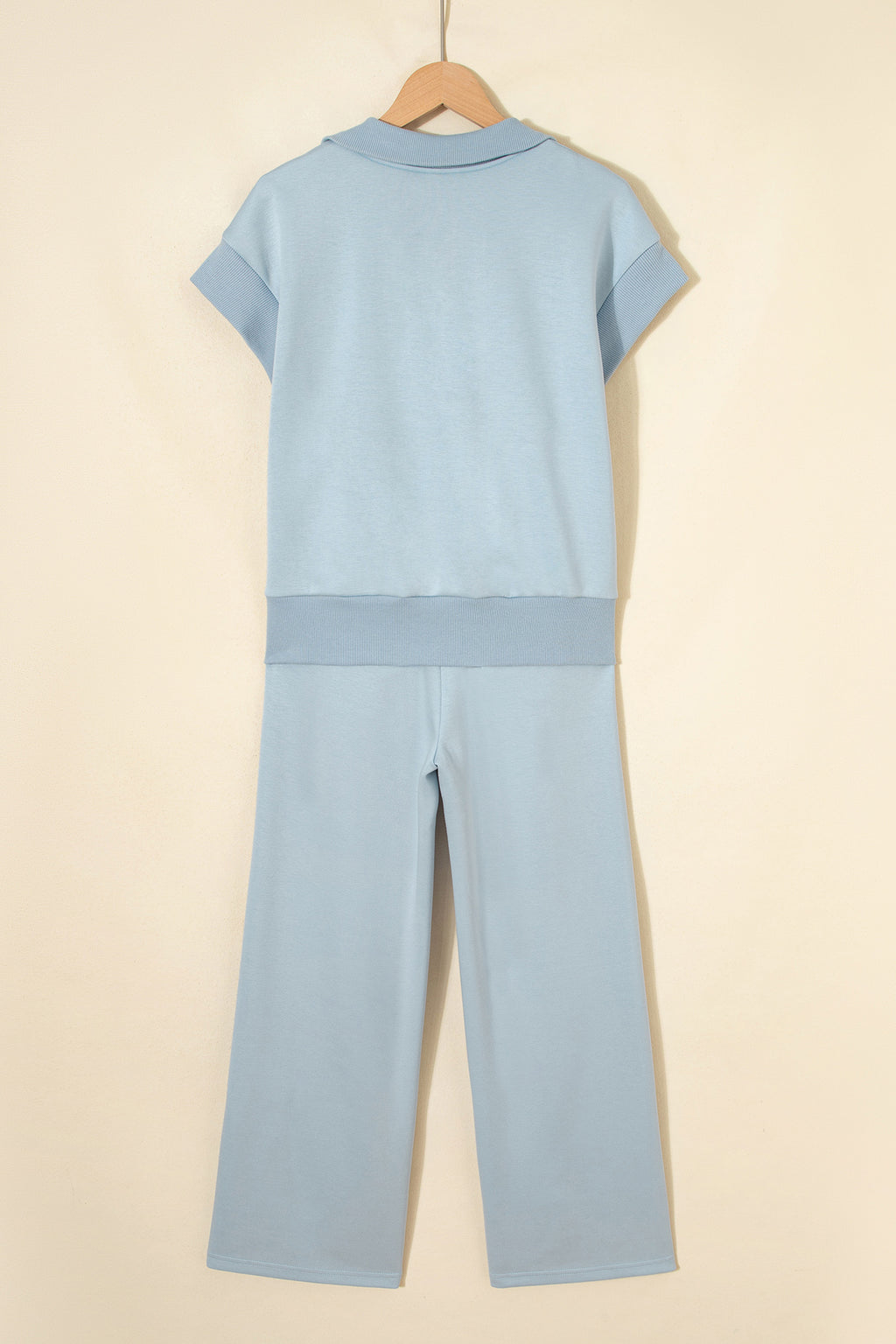 Ensemble détente femme polo manches courtes bleu ciel et pantalon large, vue dos