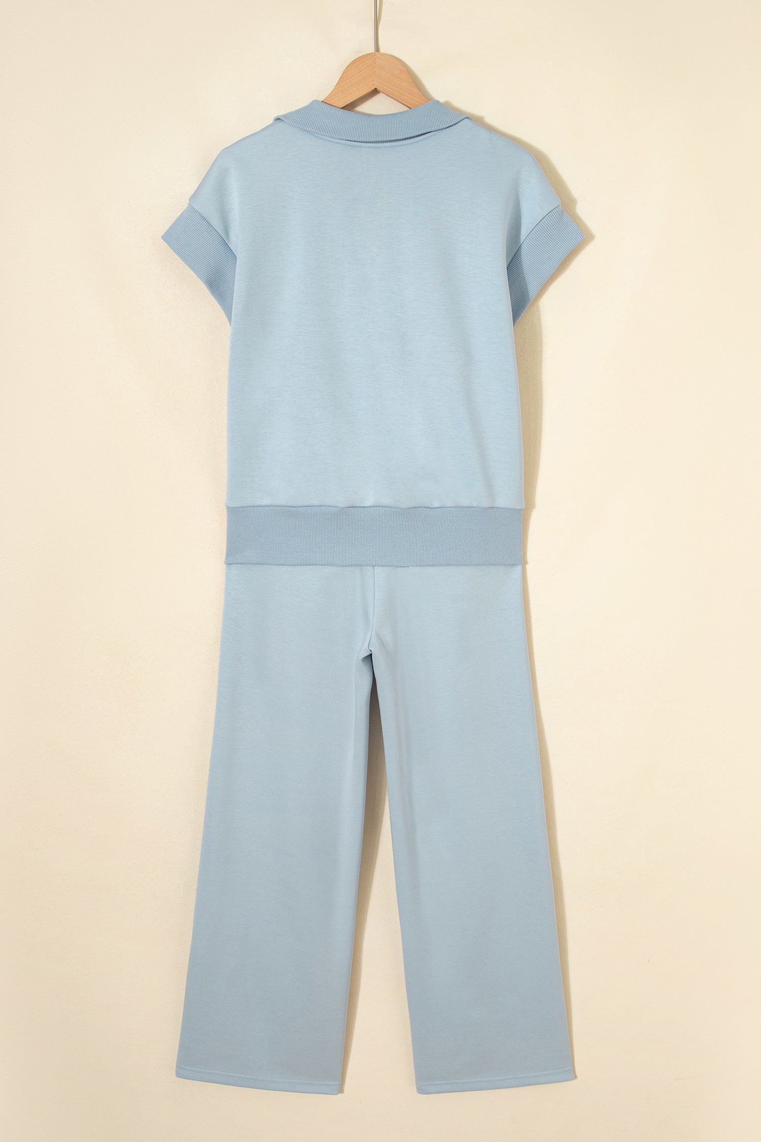 Ensemble détente femme polo manches courtes bleu ciel et pantalon large, vue dos