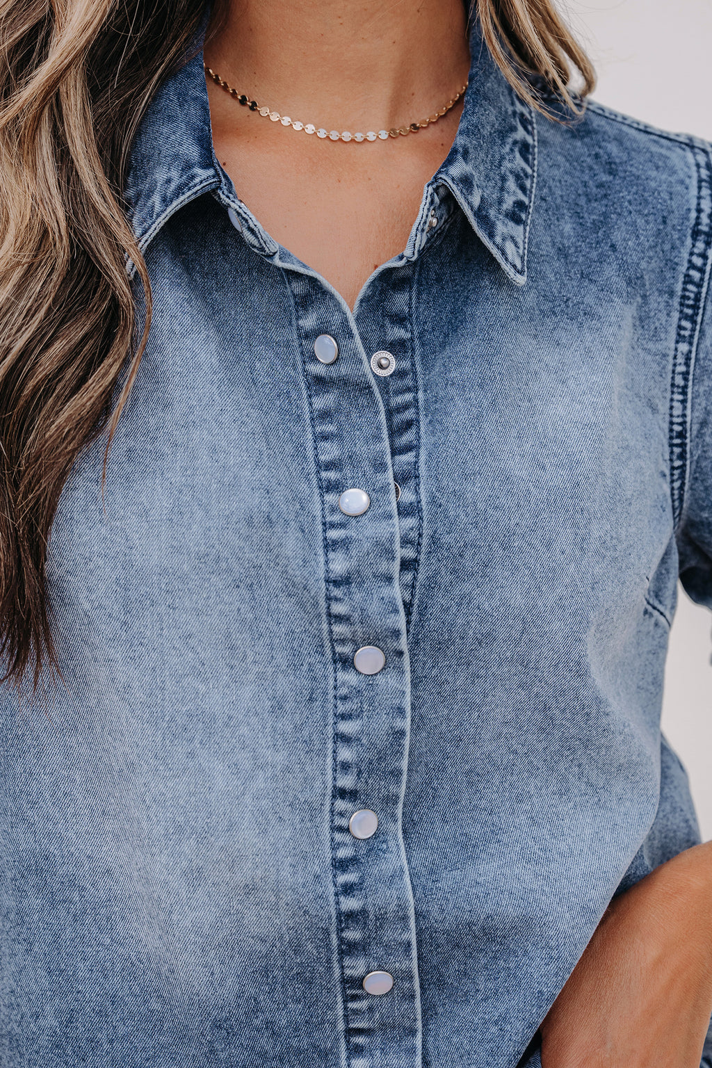 Chemisier en denim bleu : col et plastron avec boutons-pression.