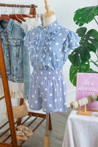 Short taille haute bleu clair à pois blancs, taille froncée élastique, vue de face sur cintre