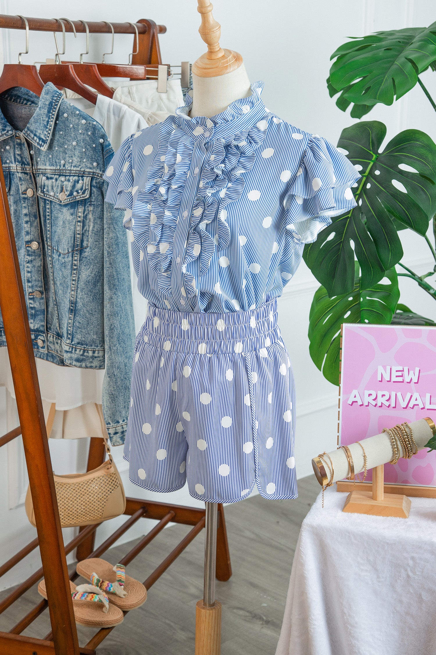 Short taille haute bleu clair à pois blancs, taille froncée élastique, vue de face sur cintre