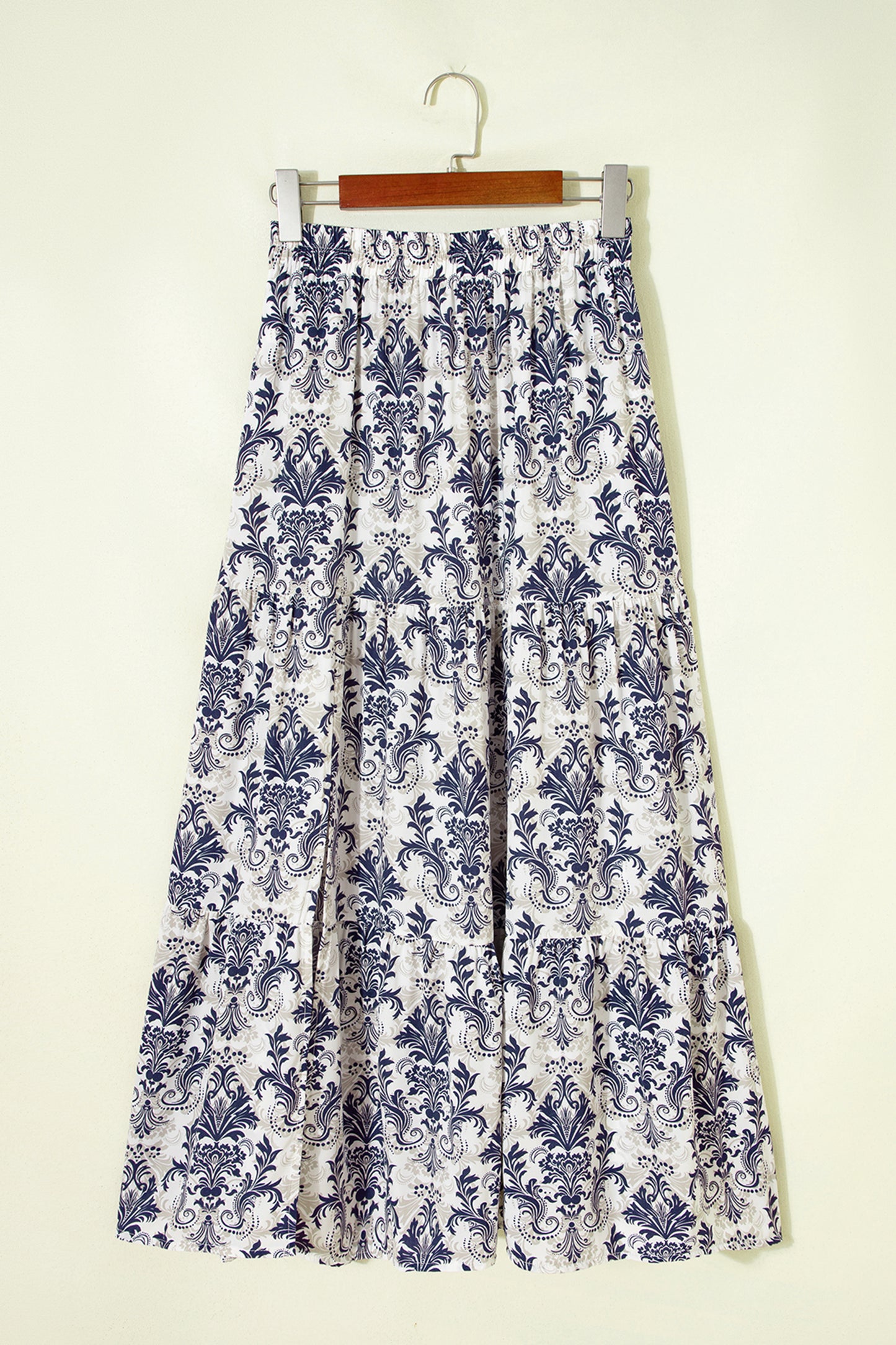 Jupe longue bohème bleu et blanc à imprimé floral, évasée.
