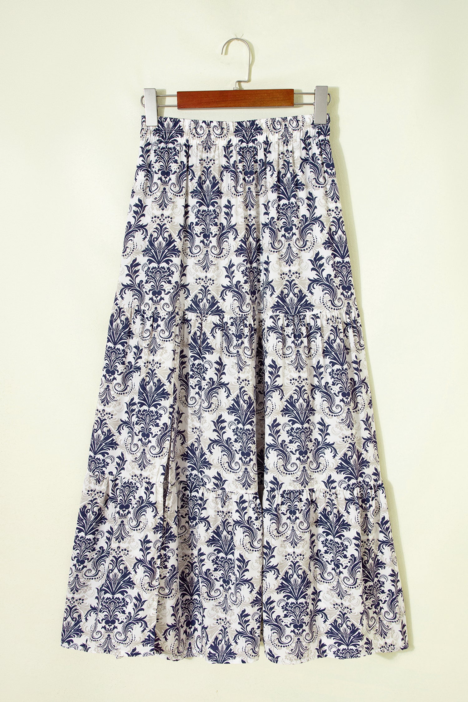 Jupe longue bohème bleu et blanc à imprimé floral, évasée.
