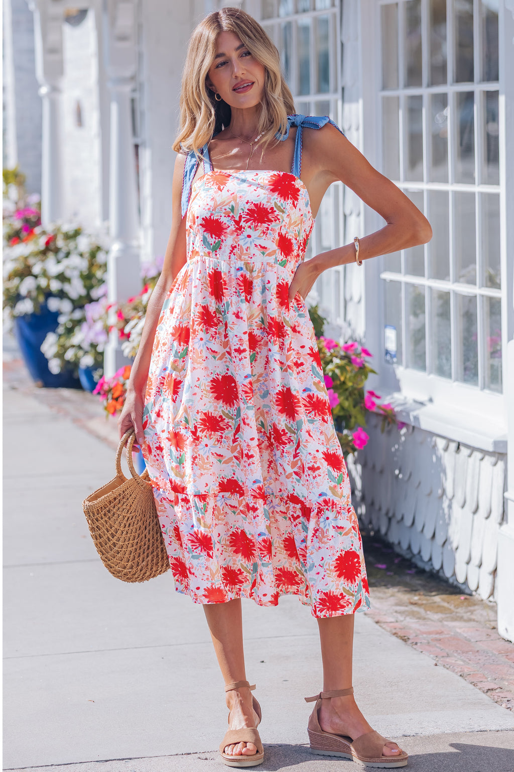 Robe midi à bretelles fines, imprimé floral rouge, nœuds bleus sur les épaules.