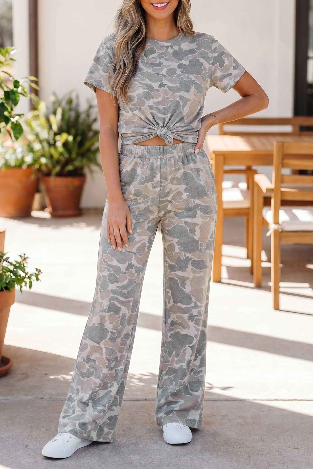 Ensemble haut et pantalon ample camouflage clair, haut noué sur le devant