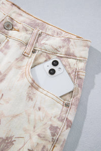 Jean large femme motif camouflage rose clair, bouton et fermeture à la taille.