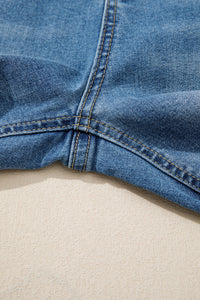 Ourlet de jean bleu myosotis, surpiqûres et couture intérieure visibles.