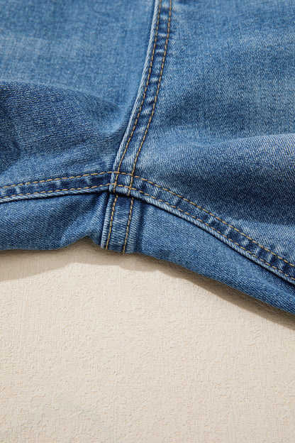 Ourlet de jean bleu myosotis, surpiqûres et couture intérieure visibles.