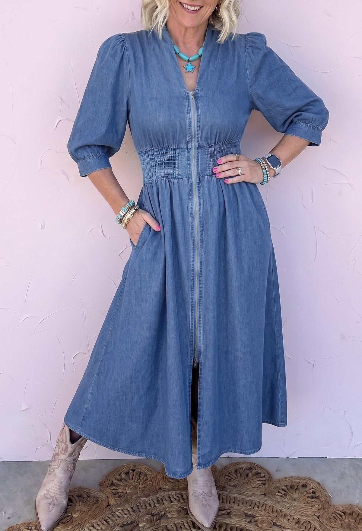 Robe Midi en Jean Bleu Col V Zipée à Taille Smockée