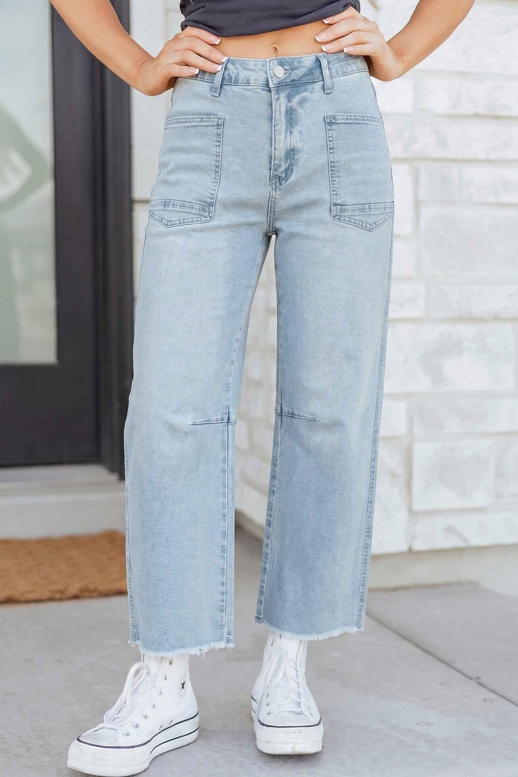 Jean droit femme taille haute bleu clair, ourlet effiloché, poches plaquées à l’avant