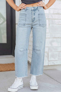 Jean droit femme taille haute bleu clair, ourlet effiloché, poches plaquées à l’avant