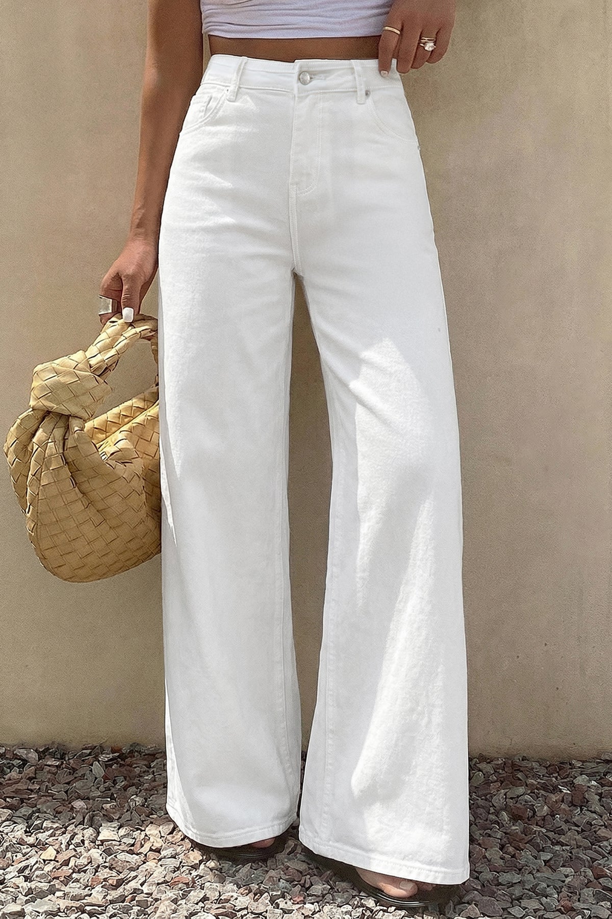 Jean blanc taille mi-haute, large jambe évasée, poches avant et passants de ceinture.