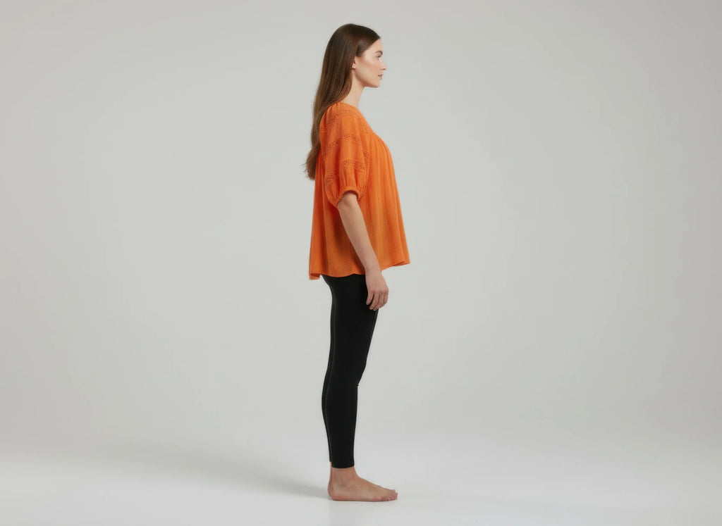 Haut femme orange, manches courtes bouffantes, vue de côté, encolure froncée