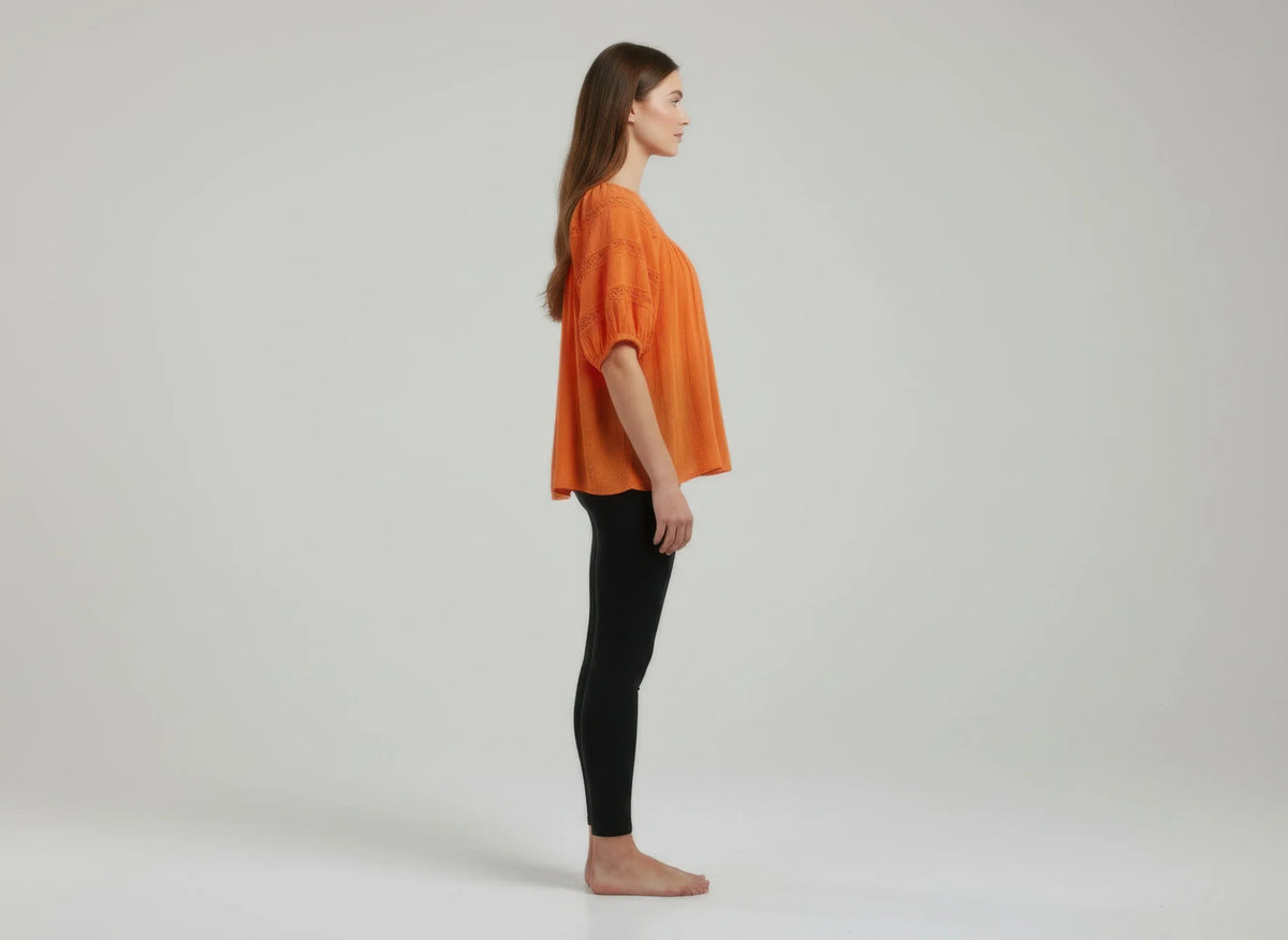 Haut femme orange, manches courtes bouffantes, vue de côté, encolure froncée