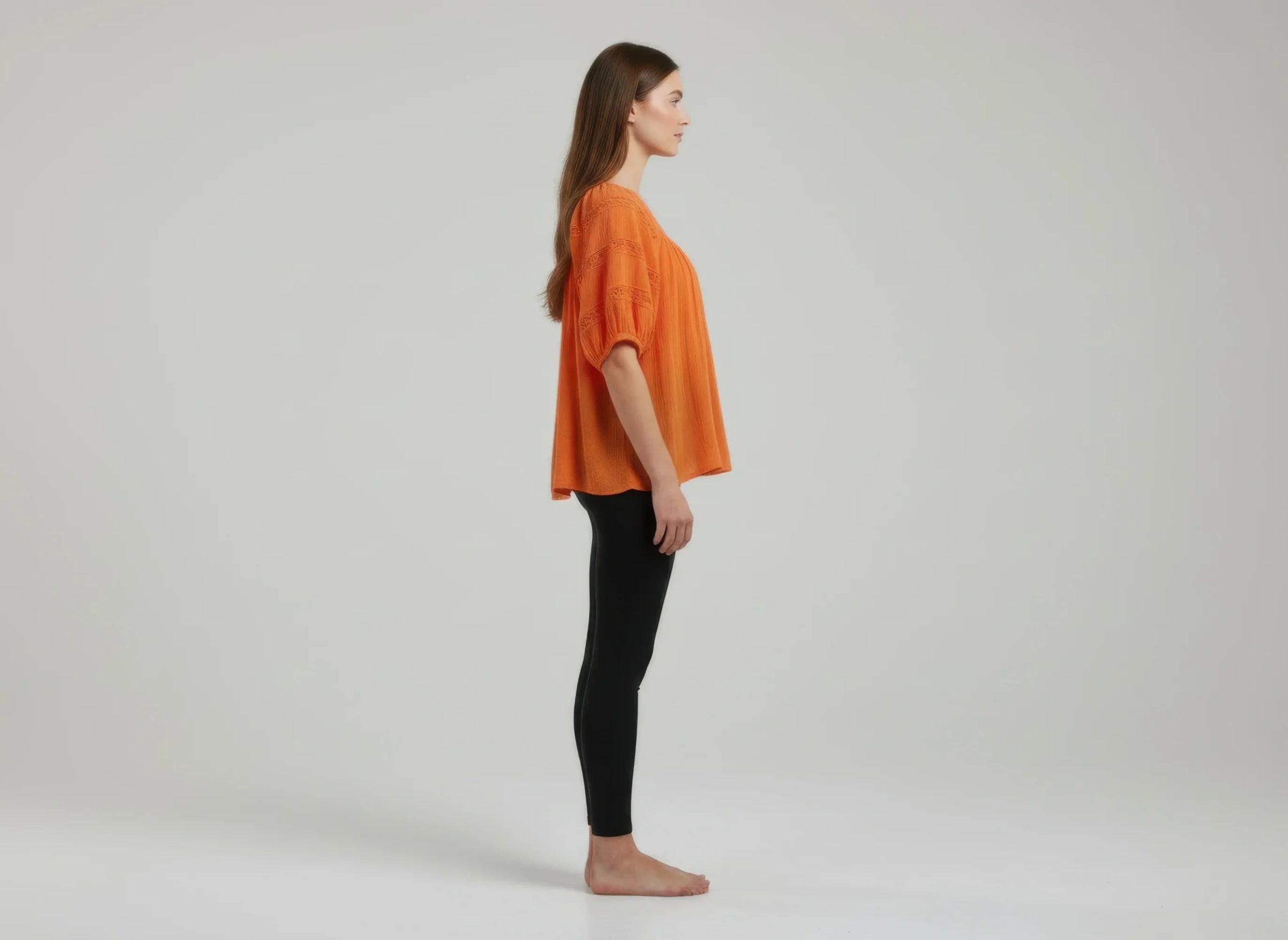 Haut femme orange, manches courtes bouffantes, vue de côté, encolure froncée