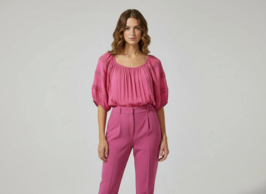 Haut femme rose, manches courtes bouffantes, encolure froncée en viscose légère