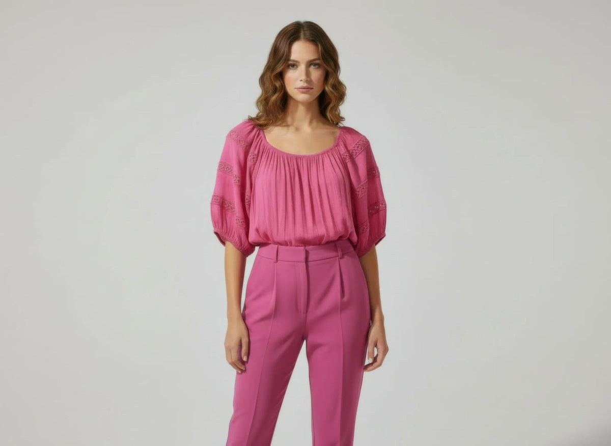Haut femme rose, manches courtes bouffantes, encolure froncée en viscose légère