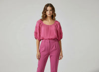 Haut femme rose, manches courtes bouffantes, encolure froncée en viscose légère
