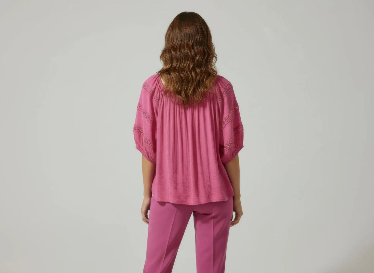 Haut femme rose, dos avec encolure froncée, manches courtes bouffantes