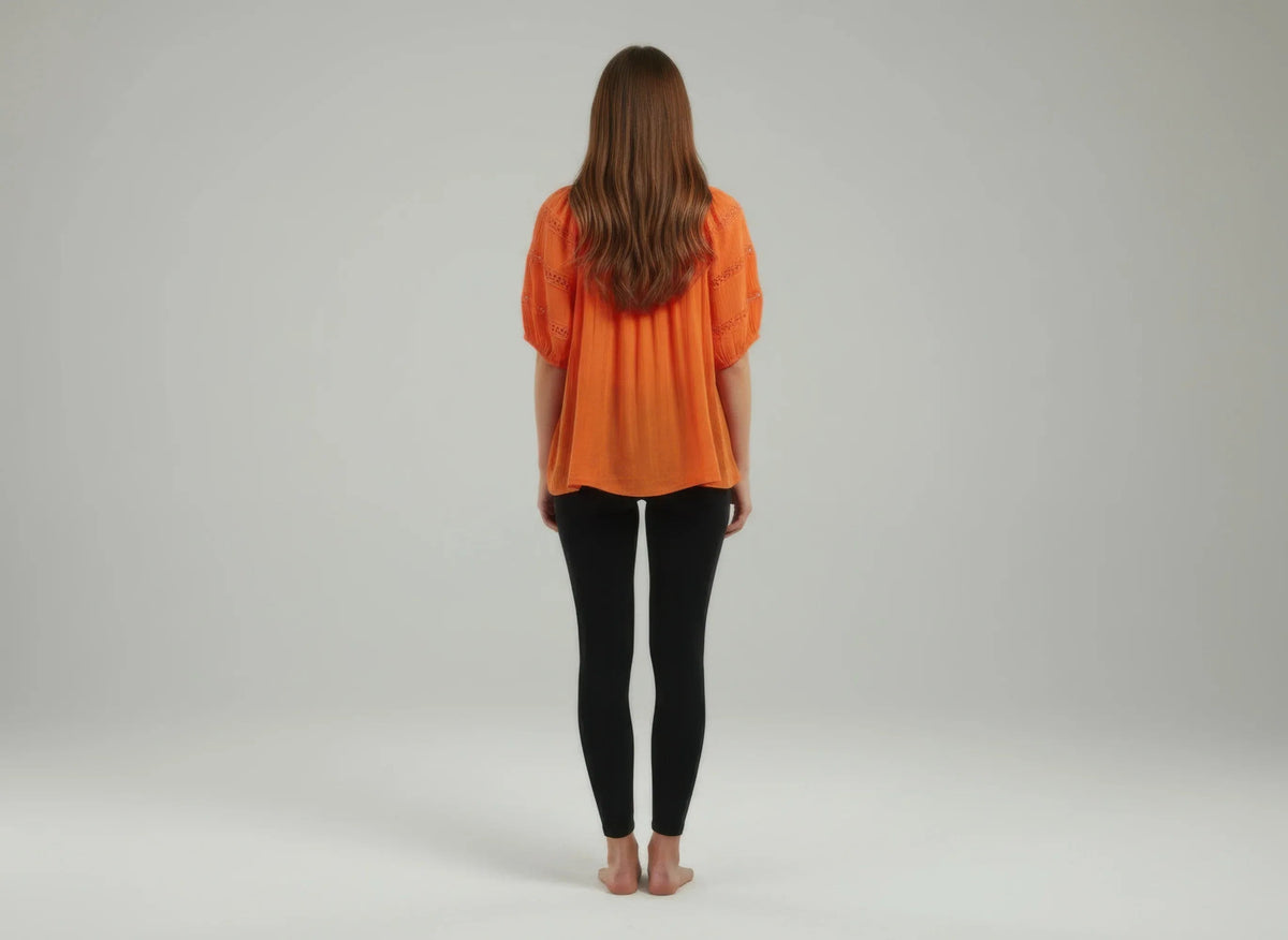 Haut femme orange, vue arrière, encolure froncée, manches courtes bouffantes