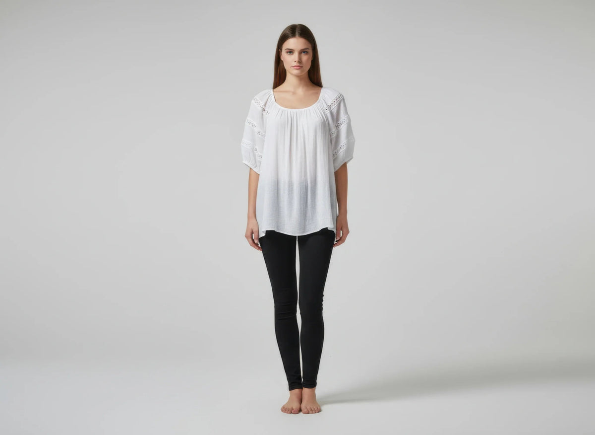 Haut femme blanc, manches courtes bouffantes, encolure froncée en viscose légère
