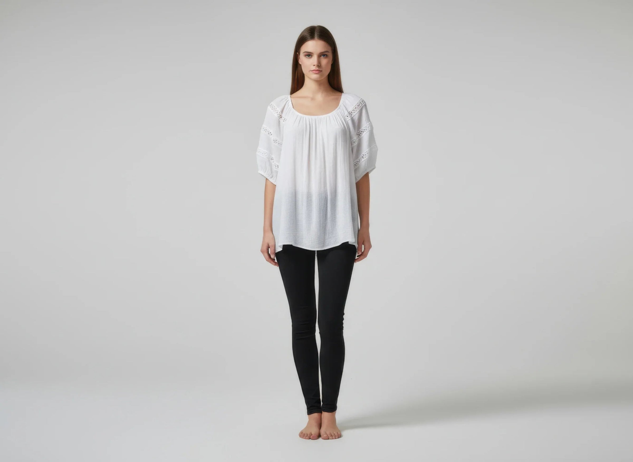 Haut femme blanc, manches courtes bouffantes, encolure froncée en viscose légère