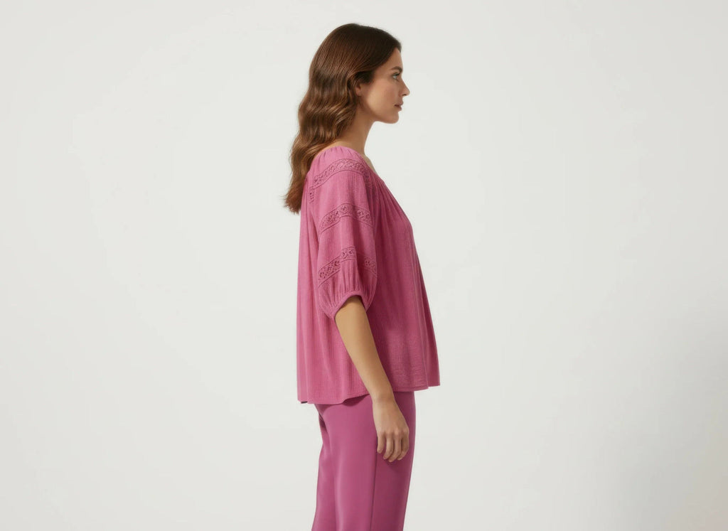 Haut femme rose, manches courtes bouffantes, encolure froncée, vue de côté