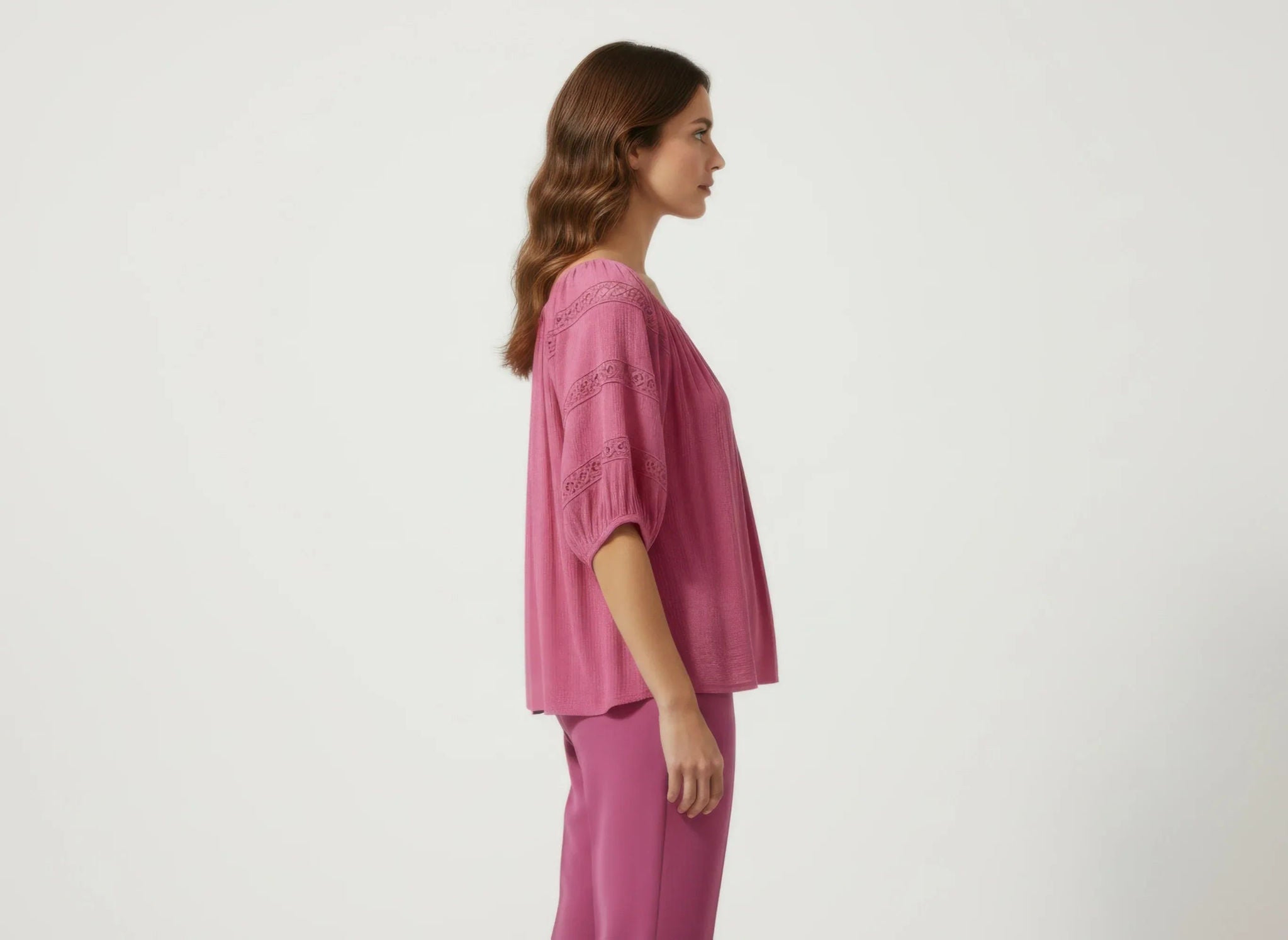 Haut femme rose, manches courtes bouffantes, encolure froncée, vue de côté