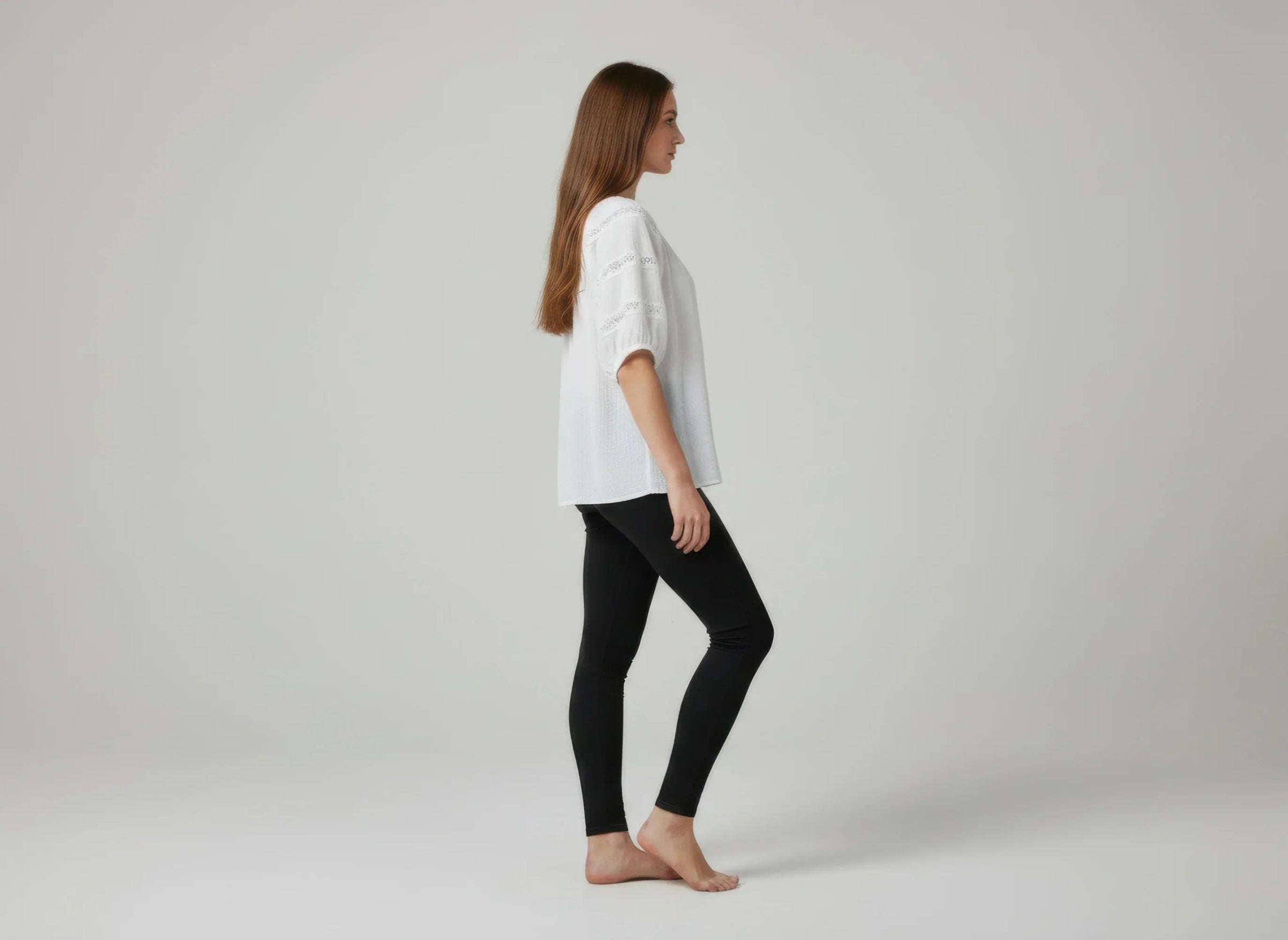 Haut femme blanc, manches courtes bouffantes, vue de côté, encolure froncée