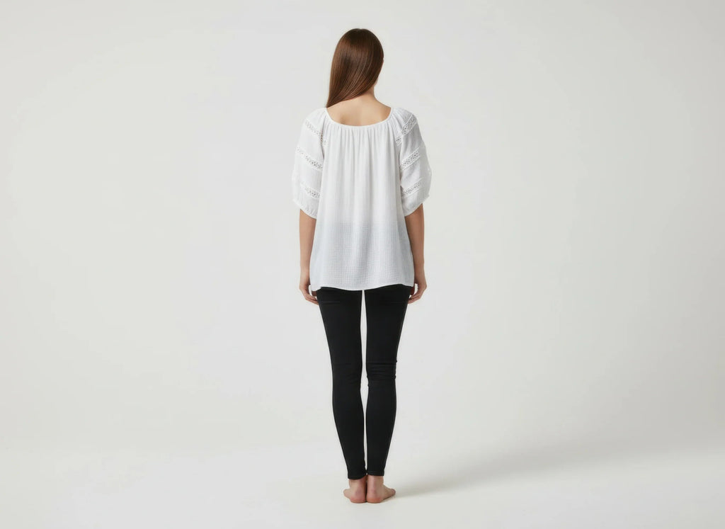 Haut femme blanc, vue arrière, encolure froncée, manches courtes bouffantes